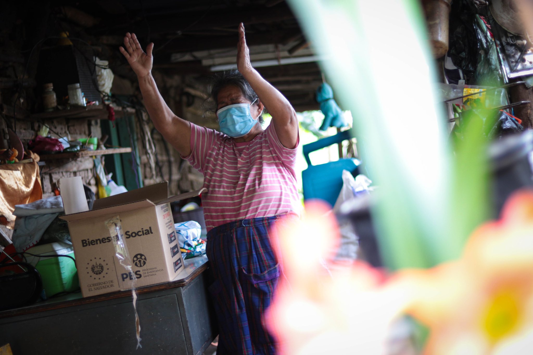 con-lagrimas-de-alegria-familias-salvadorenas-reciben-los-paquetes-alimentarios-que-brinda-el-gobierno